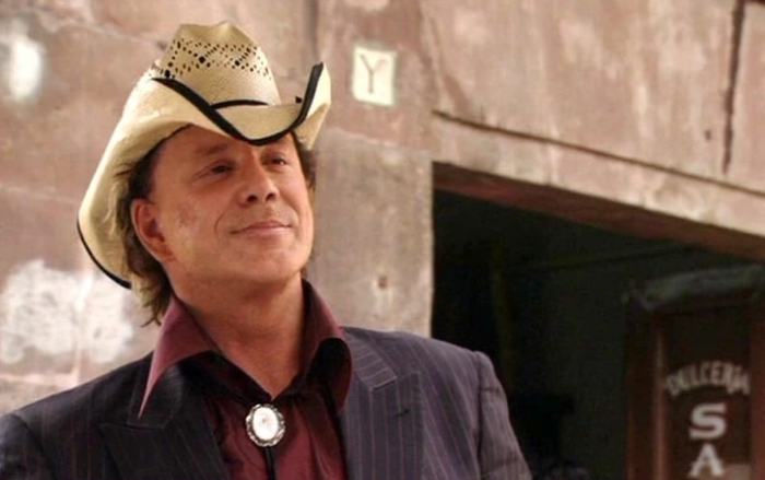“My Heart Breaks For Him!” Shocking New Photos of 72-Year-Old Mickey Rourke Spark Concern and Debate